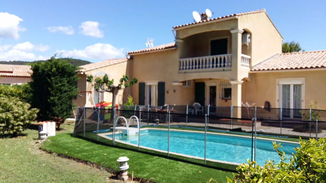 Villa T5 + annexes + garage + piscine 